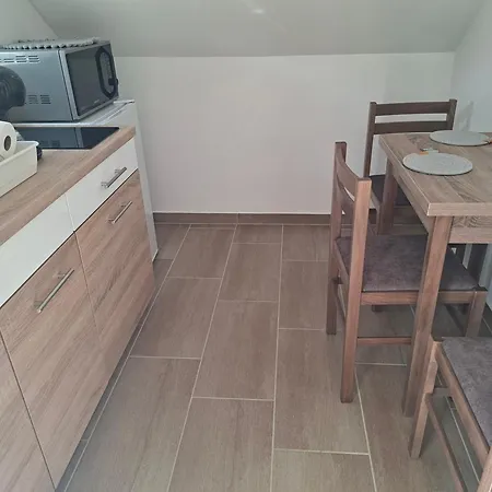 Apartment Gyoengyvirag Apartmanhaz *